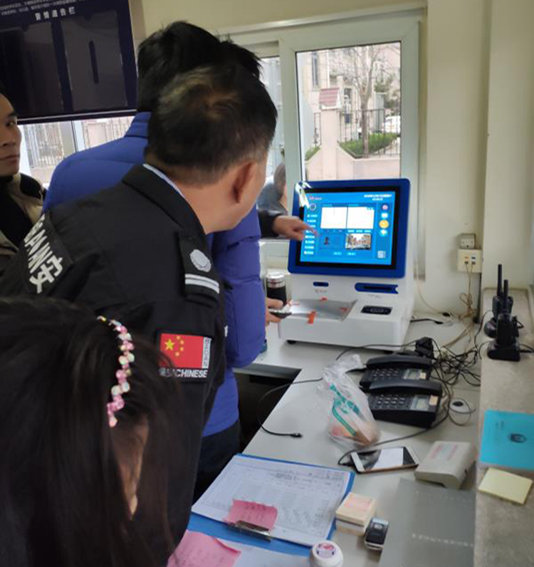 在小區(qū)出入時(shí)，悅訪客，訪客機(jī)登記訪客信息跟手工登記哪個(gè)好?